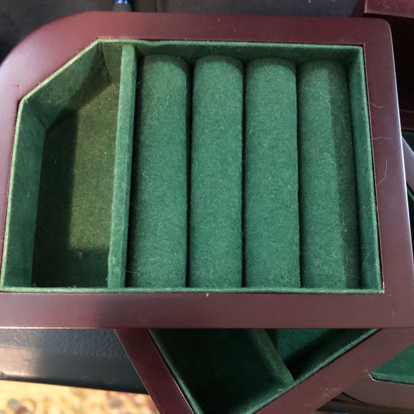 Nice n Compact. Smooth Mahogany finish. Simple design. JEWELRY BOX VINTAGE AVON - Picture 9 of 15